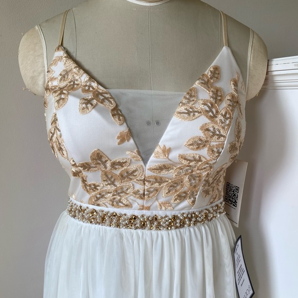 Emerald Sundae Womens White Sequined Sheer Floral Formal Dress - Picture 8 of 16